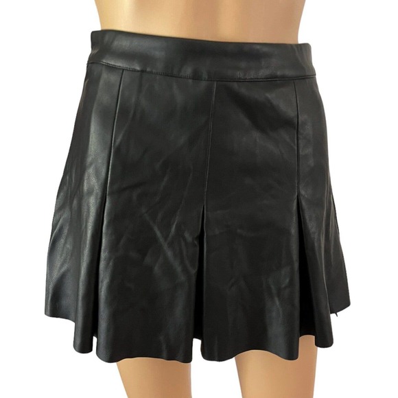 FOREVER 21 Dresses & Skirts - Forever 21 Black Faux Leather Pleated Mini Skirt Size Small